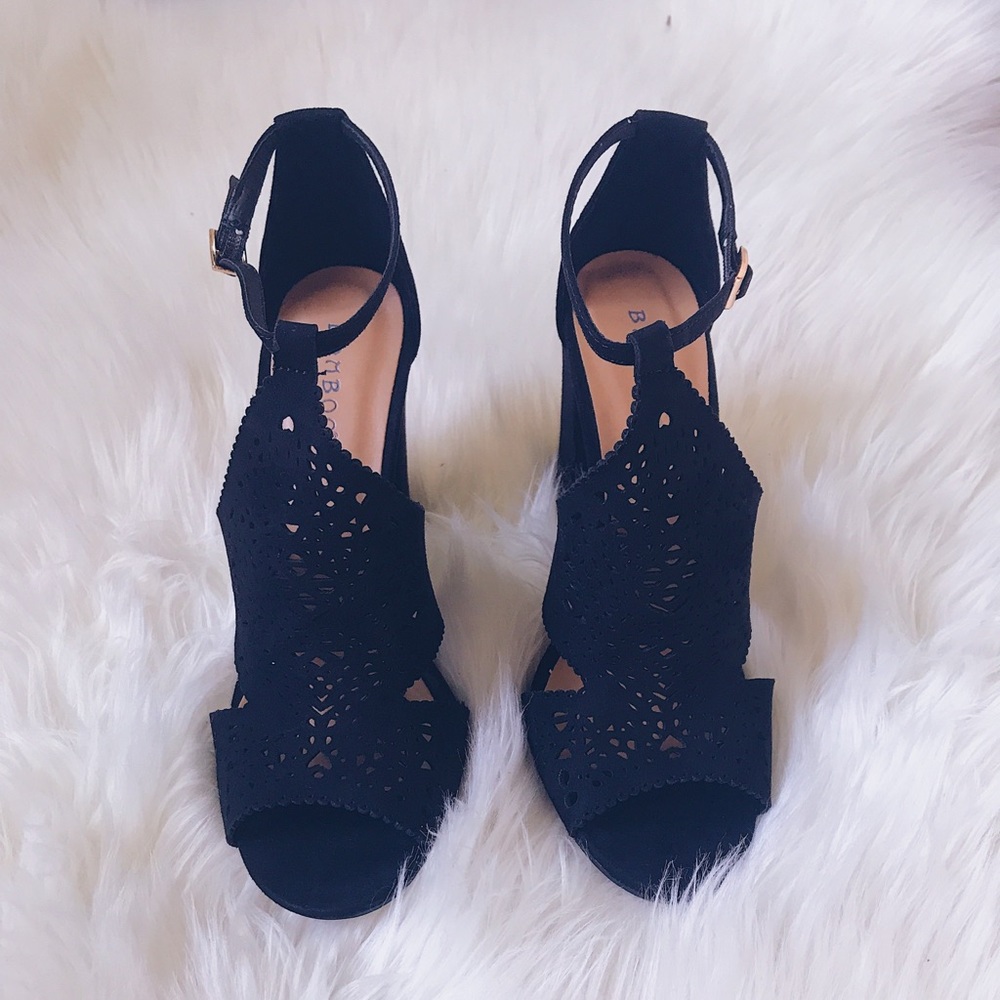 Black‎ Heels - Picture 2 of 4